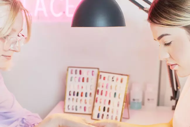 Comment ouvrir un salon de manucure en 10 étapes