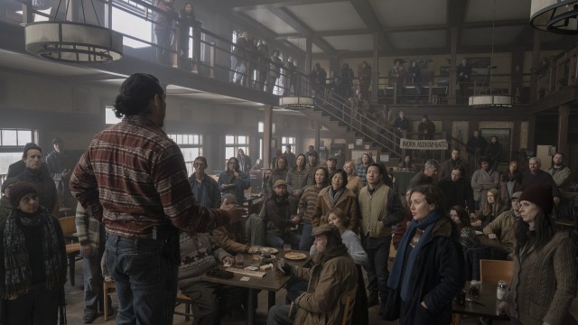 alt="Gabriel Luna as Tommy talking to Jackson Residents The Last of Us.jpg"