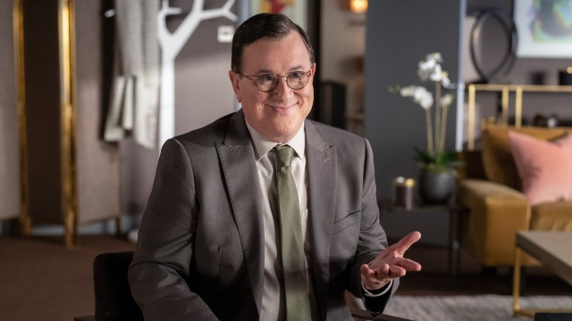 Jeremy Swift as Leslie Apple TV.jpg