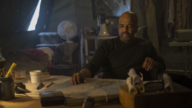 alt="jeffrey wright as Isaac, WLF leader, making battle plans.jpg"