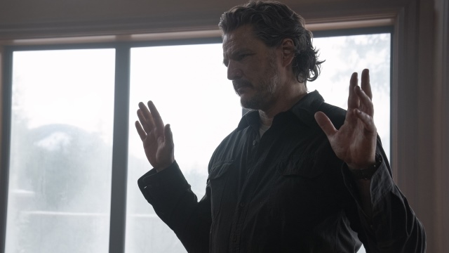alt="pedro pascal as Joel with his hands just before his death"